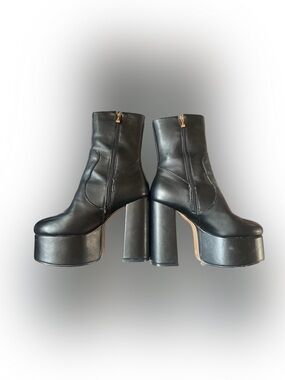 nearly new.  size 9 platform boots. lamoda design.